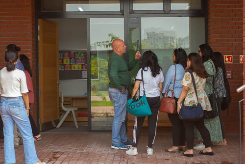 The alumni group is visiting classrooms of the Academy 