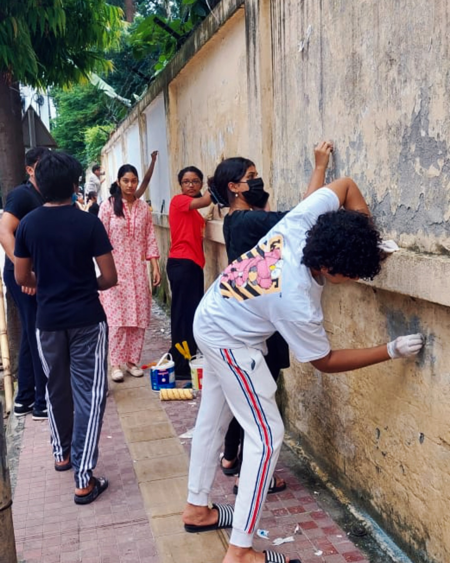 Members of the Esho Pashe Darai Foundation supporting an initiative of the non-profit