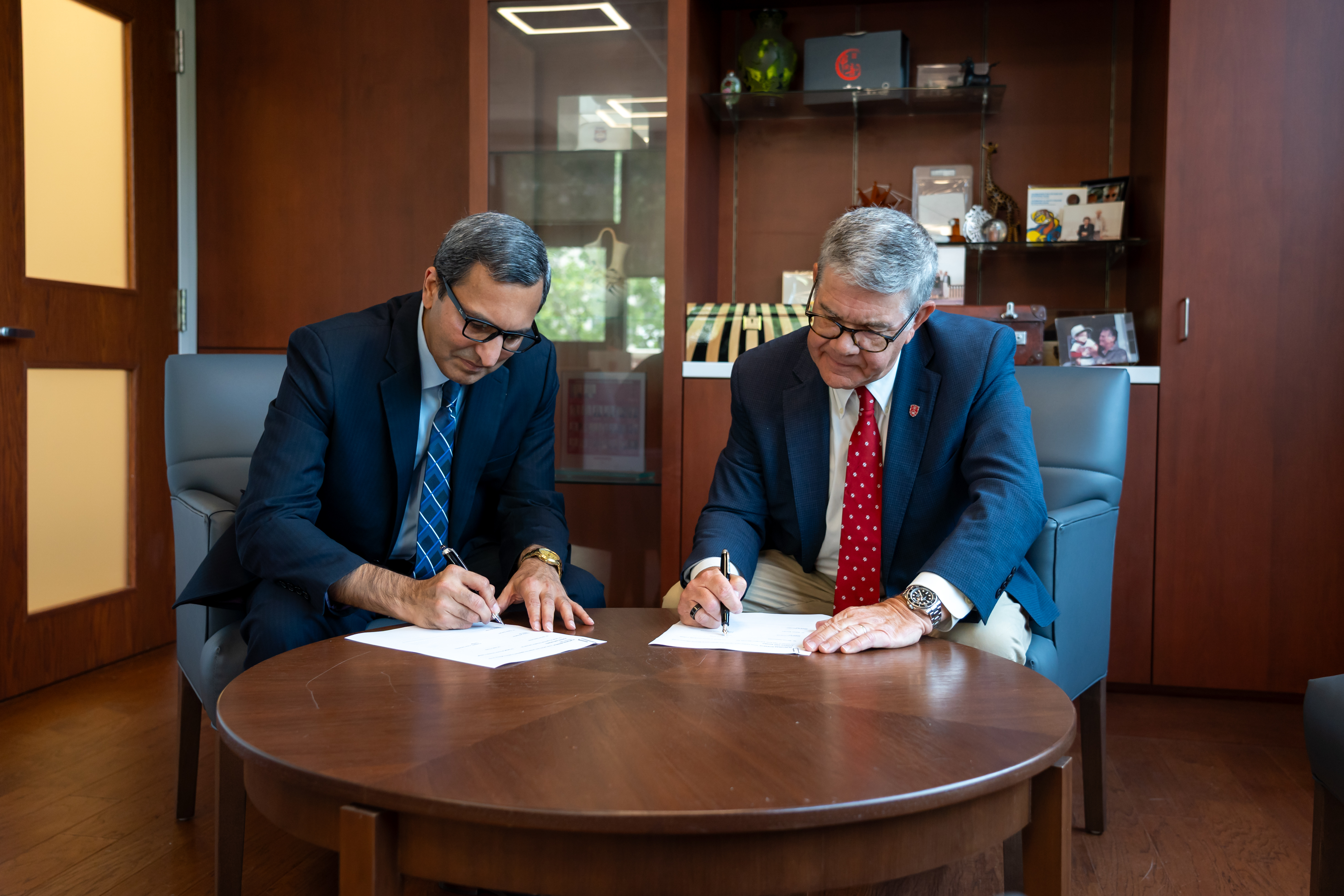 Dr Somani and Dr Craig signing the renewed Memorandum of Understanding