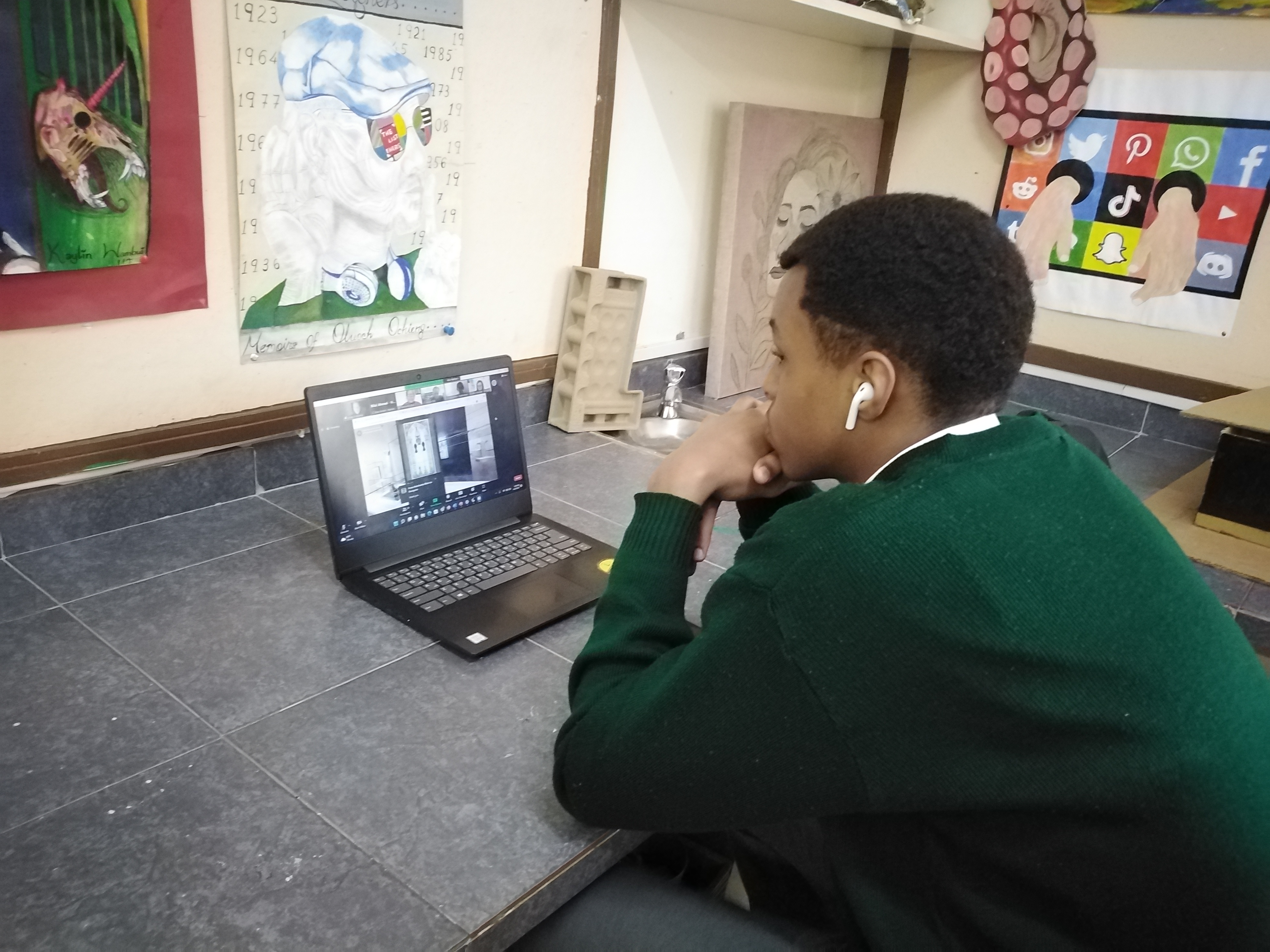 Aga Khan Academy, Nairobi student attending the virtual visit of the Aga Khan Museum