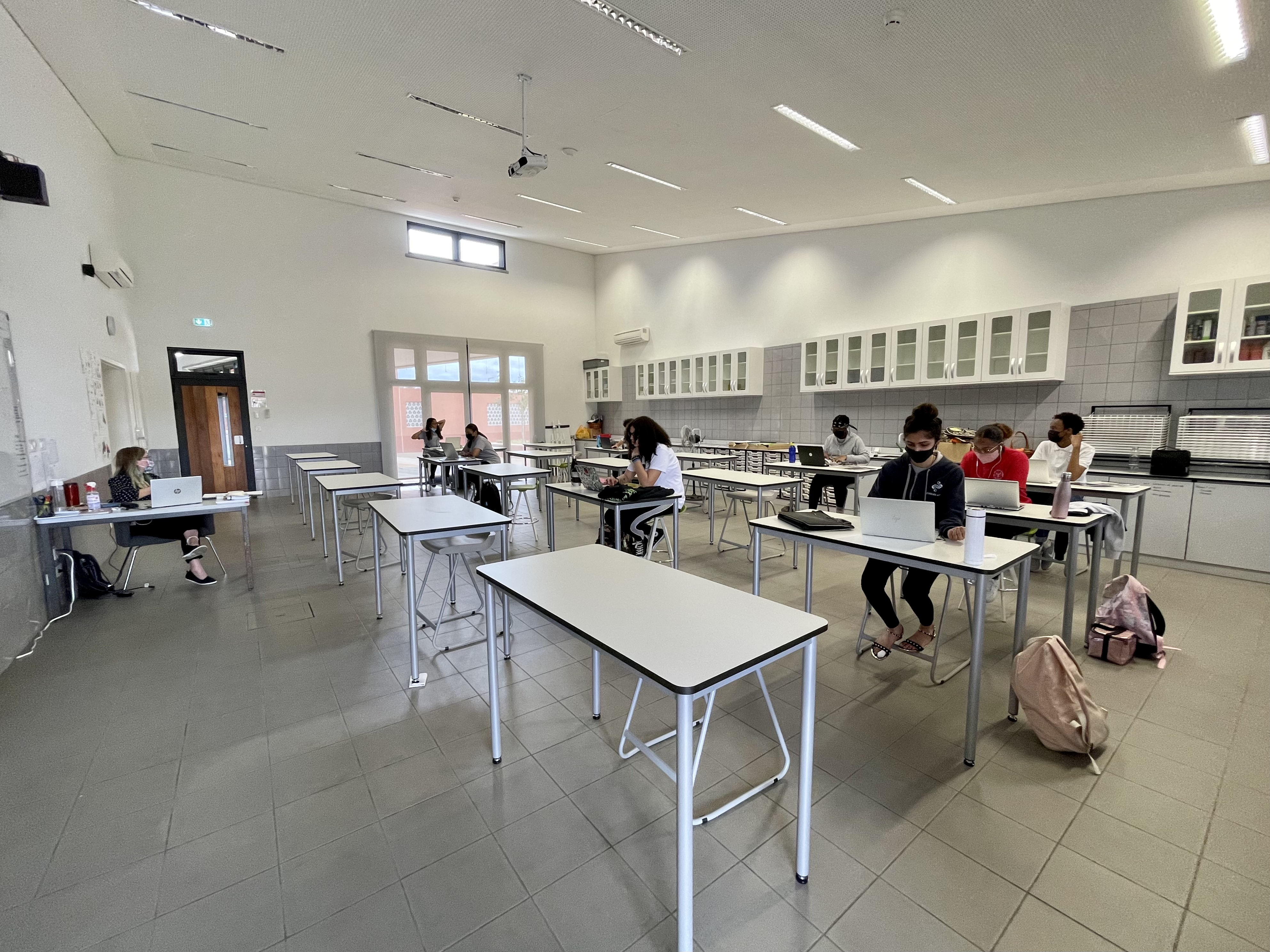 AKA Maputo students participating in the virtual tour