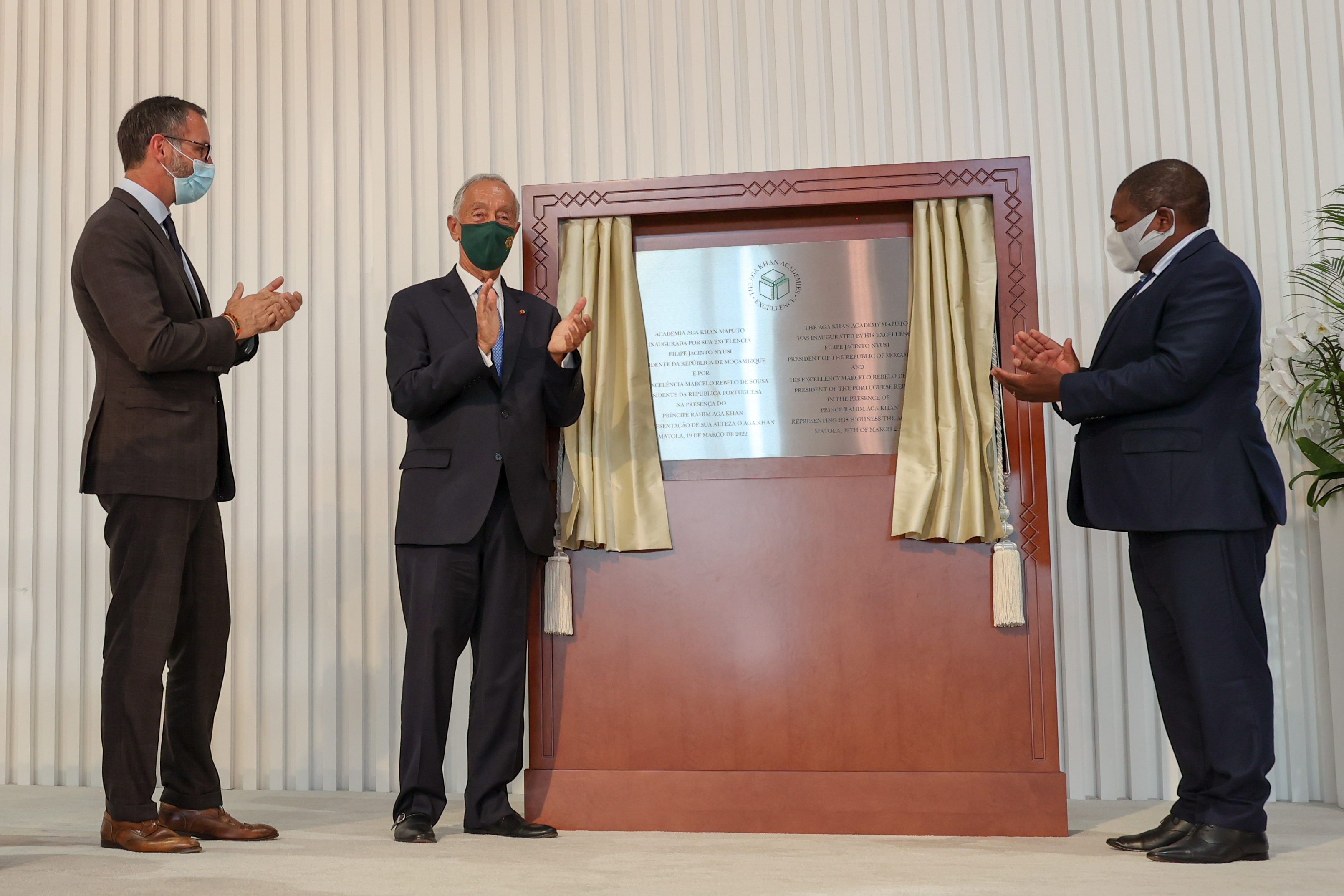 Mozambique’s President Filipe Nyusi and Portugal’s President Marcelo Rebelo de Sousa unveil the inaugural plaque of the Aga Khan Academy Maputo, as Prince Rahim looks on.