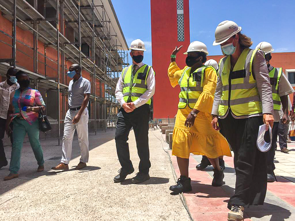 Secretary of State for Maputo Province tours the AKA Maputo campus and the ongoing construction