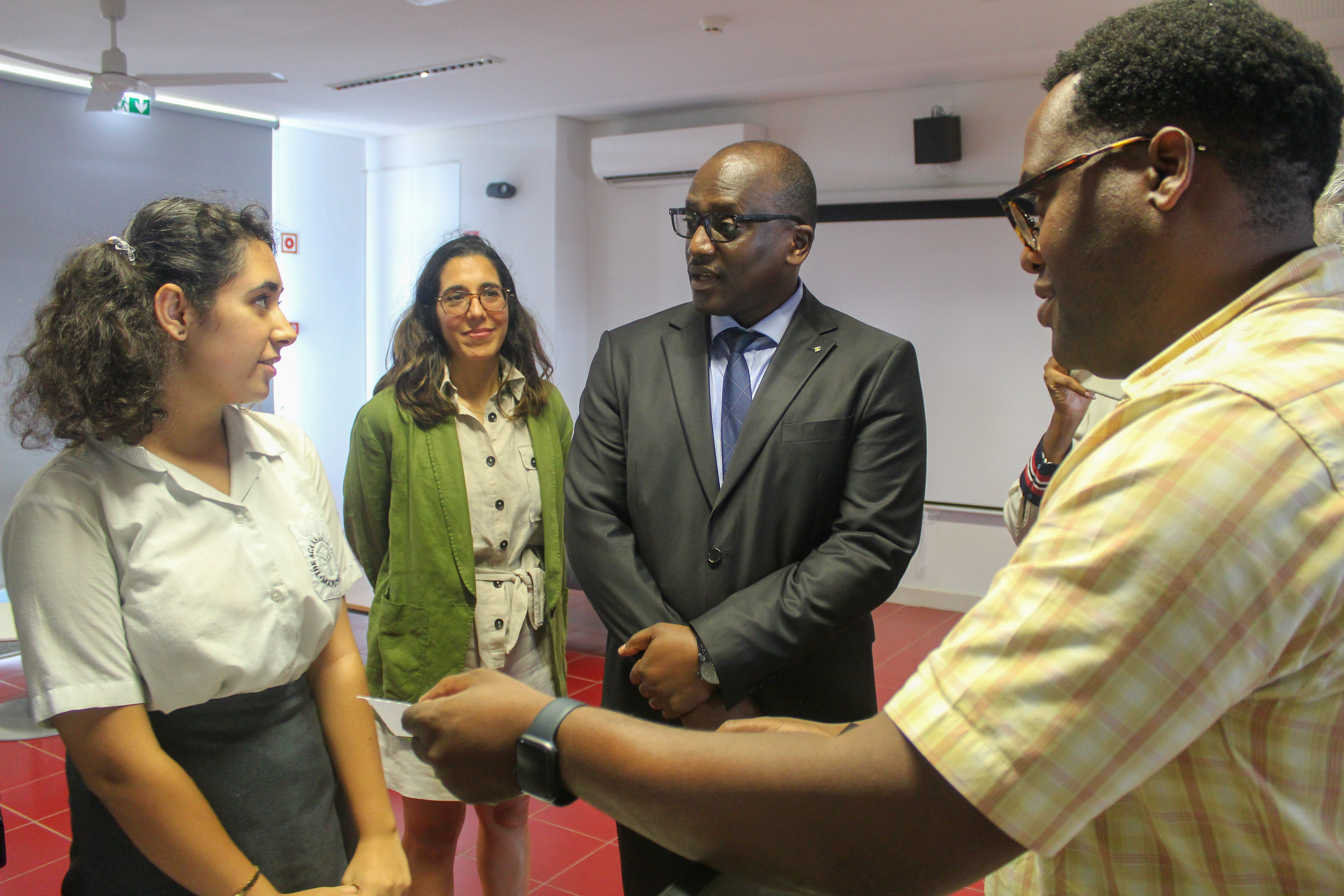 H.E. Mr Nikobisanzwe interacting with AKA Maputo students and staff