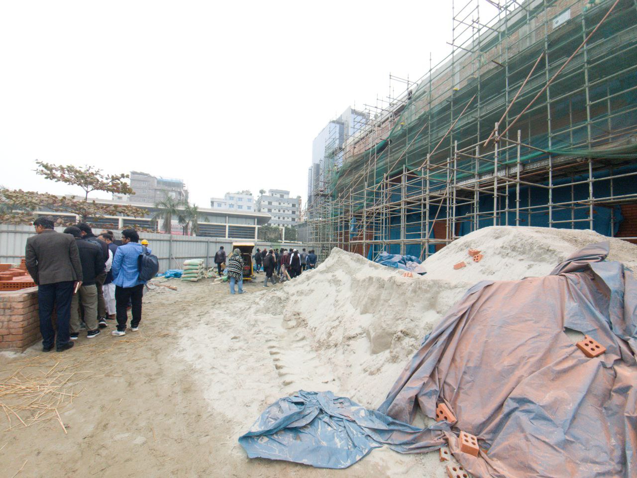 Architects from SHATOTTO visited the commons building which is still under construction. 